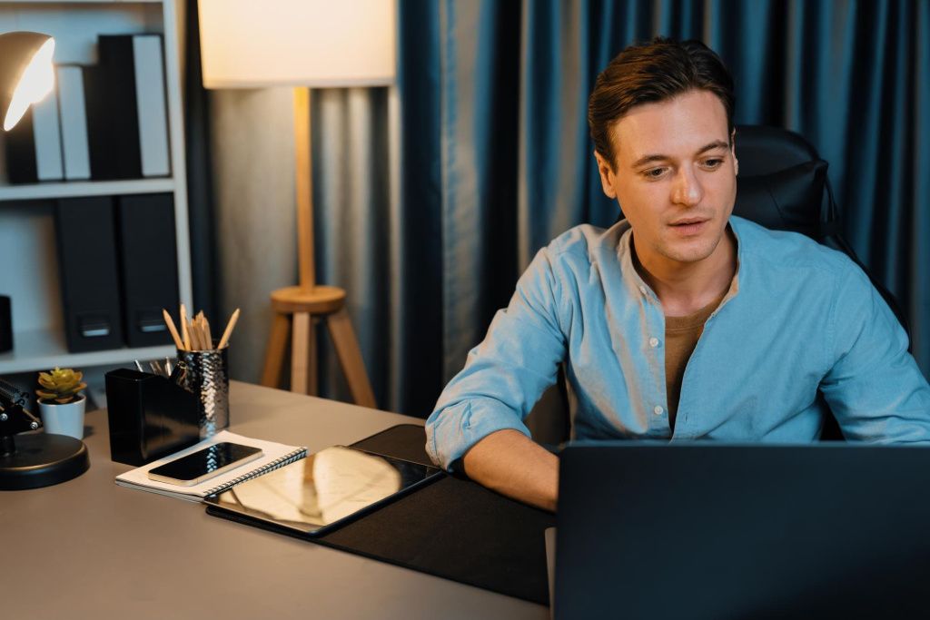 Мужчина за компьютером