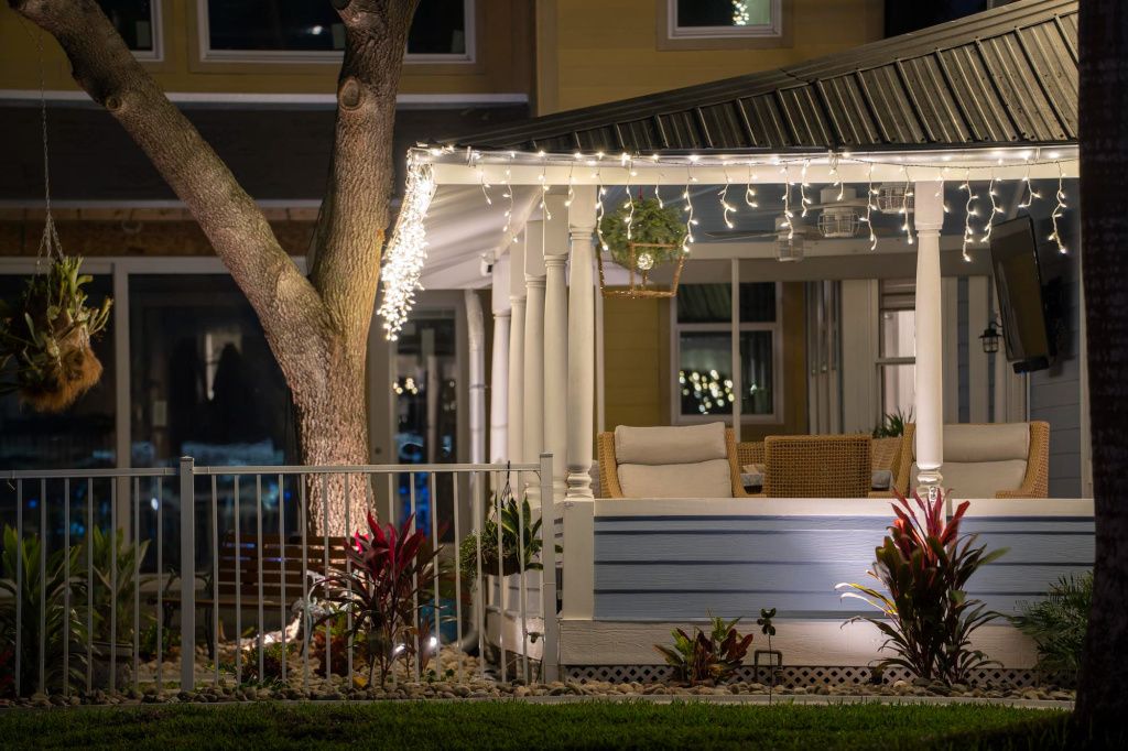 Уличные гирлянды на фасаде дома