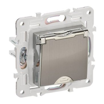 Штепсельная розетка встраиваемая IEK SKANDY 16А SK-R16-16-44-K50 SK-R11N с з/к без з/ш и крышкой металл никель IP44