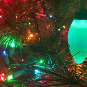 Как повесить гирлянду на елку: советы и лайфхаки