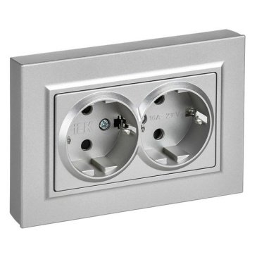 Штепсельная розетка встраиваемая двойная IEK BRITE 16А BR-R28-16-K47-F РСшПл12-3-БрА с з/к и шторками в сборе плоская алюминий
