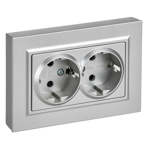 Штепсельная розетка встраиваемая двойная IEK BRITE 16А BR-R28-16-K47-F РСшПл12-3-БрА с з/к и шторками в сборе плоская алюминий