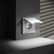 Розетка встраиваемая VOLTUM S70 с заземлением защитными шторками и крышкой 16А белый матовый