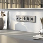 Штепсельная розетка встраиваемая WERKEL 16A 250V W1171165 IP31 с/з и шторками серебряный матовый
