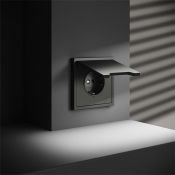 Розетка встраиваемая VOLTUM S70 с заземлением защитными шторками и крышкой 16А титан
