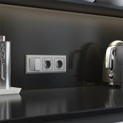 Штепсельная розетка встраиваемая WERKEL 16A 250V W1171165 IP31 с/з и шторками серебряный матовый