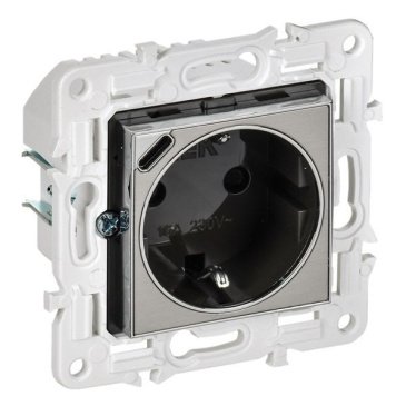 Штепсельная розетка встраиваемая IEK SKANDY 16А SK-R14-16-U14-018-K50 SK-R17N с з/к и шторками с USB A+C 18Вт металл никель