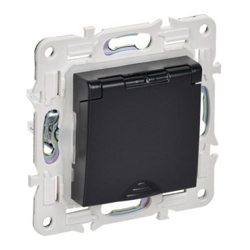 Штепсельная розетка встраиваемая IEK SKANDY 16А SK-R16-16-44-K02 SK-R11Bl с з/к без з/ш и крышкой черный IP44