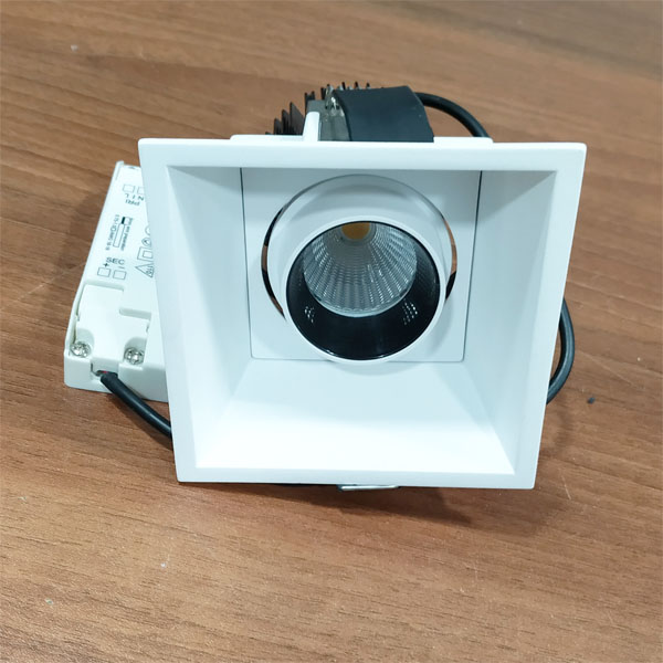 Встраиваемый светильник  10W Белый теплый Luminosity SQ IN 220V IP44 диммируемый квадратный белый с черной вставкой Уценка!