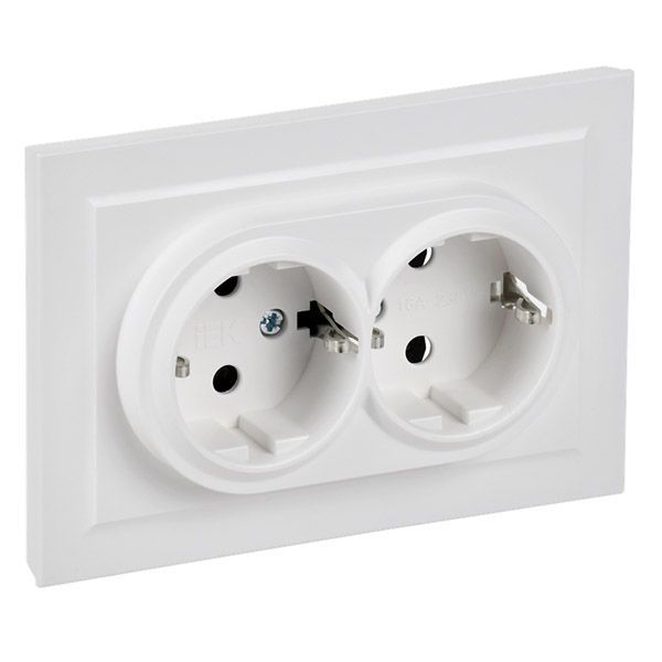 Штепсельная розетка встраиваемая двойная IEK BRITE 16А BR-R21-16-K91-F РС12-3-БрАБ без з/к без шторок в сборе арктический белый
