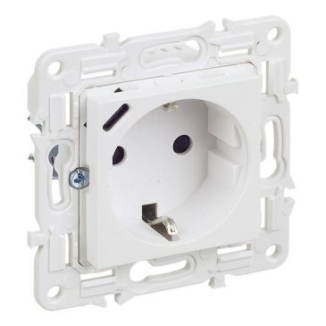 Штепсельная розетка встраиваемая IEK SKANDY 16А SK-R14-16-U14-018-K01 SK-R17W с з/к и шторками с USB A+C 18Вт арктический белый