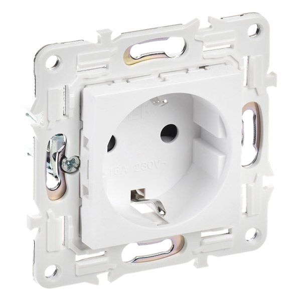 Штепсельная розетка встраиваемая IEK SKANDY 16А SK-R14-16-1-K01 SK-R06W с з/к и шторками безвинтовое крепление арктический белый