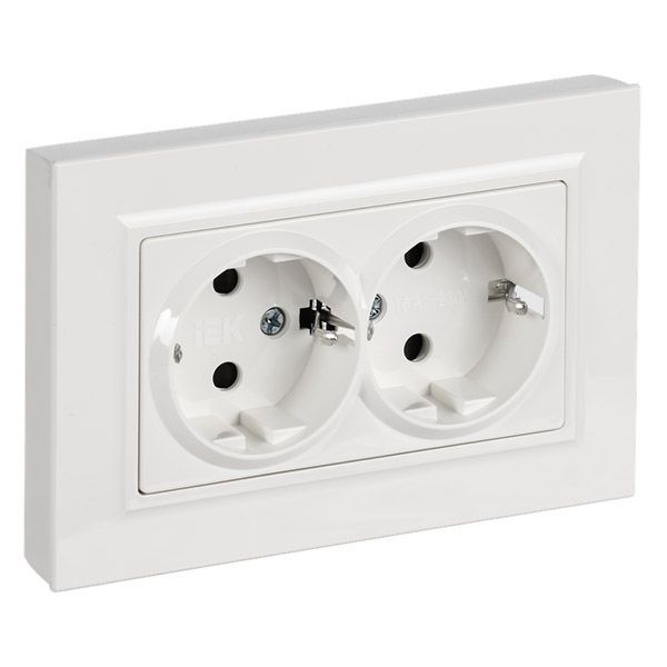 Штепсельная розетка встраиваемая двойная IEK BRITE 16А BR-R28-16-K01-F РСшПл12-3-БрБ с з/к и шторками в сборе плоская белый