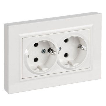 Штепсельная розетка встраиваемая двойная IEK BRITE 16А BR-R28-16-K01-F-PRO РСшПл12-3-БрБ с з/к и шторками в сборе плоская белый