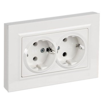 Штепсельная розетка встраиваемая двойная IEK BRITE 16А BR-R27-16-K01-F РСПл12-3-БрБ с з/к без шторок в сборе белый