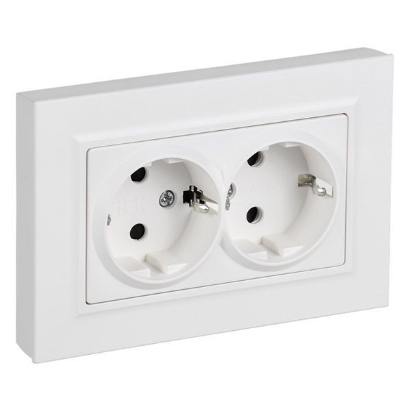 Штепсельная розетка встраиваемая двойная IEK BRITE 16А BR-R28-16-K91-F РСшПл12-3-БрАБ с з/к и шторками в сборе плоская арктический белый