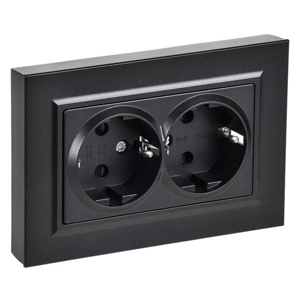 Штепсельная розетка встраиваемая двойная IEK BRITE 16А BR-R28-16-K02-FБ РСшПл12-3-БрЧ с з/к и шторками в сборе плоская черный