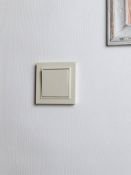 Выключатель встраиваемый одноклавишный IEK BRITE BR-V10-0-10-K10-F ВСР10-1-0-БрКр в сборе бежевый