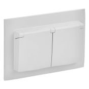 Штепсельная розетка встраиваемая двойная IEK SKANDY 16А SK-R26-16-44-K01-F SK-R12W с з/к со штороками и крышкой в сборе арктический белый IP44 Штепсельная розетка встраиваемая двойная IEK SKANDY 16А SK-R26-16-44-K01-F SK-R12W с з/к со штороками и крышкой в сборе арктический белый IP44