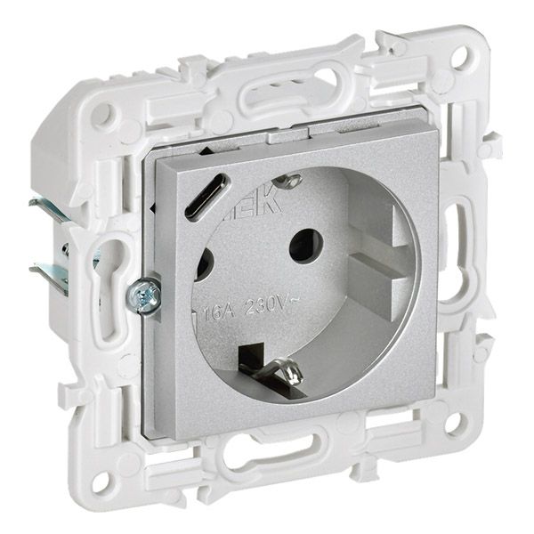 Штепсельная розетка встраиваемая IEK SKANDY 16А SK-R14-16-U14-018-K23 SK-R17S с з/к и шторками с USB A+C 18Вт серебряный