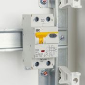  Aвтоматический выключатель дифференциального тока MAD22-5-020-C-30 20А C20 30мА тип A KARAT IEK