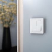 Пульт-радиопередатчик двуклавишный Base-2 без фиксации без рамки белый Пульт-радиопередатчик двуклавишный Base-2 без фиксации без рамки белый